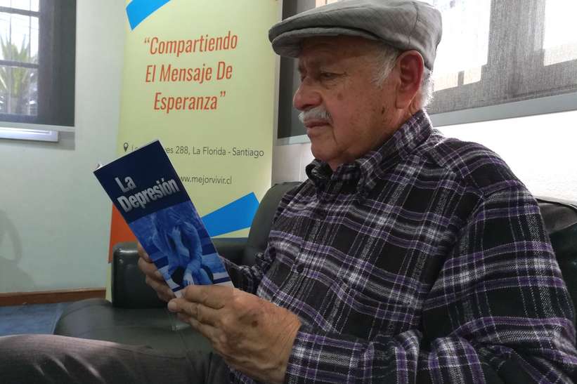foto-don-manuel-segovia-sentado-mientras-lee-folleto-depresion-cristo-para-todas-las-naciones-chile
