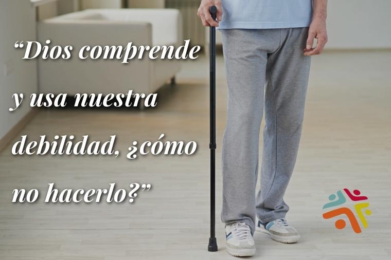 Dios comprende y usa nuestra debilidad, ¿cómo no hacerlo? - cita del devocional cristiano de Cristo Para Todas Las Naciones CPTLN Chile "Espinas" - 15/07/2021 - En la imagen, hombre mayor apoyándose en un bastón para poder caminar.