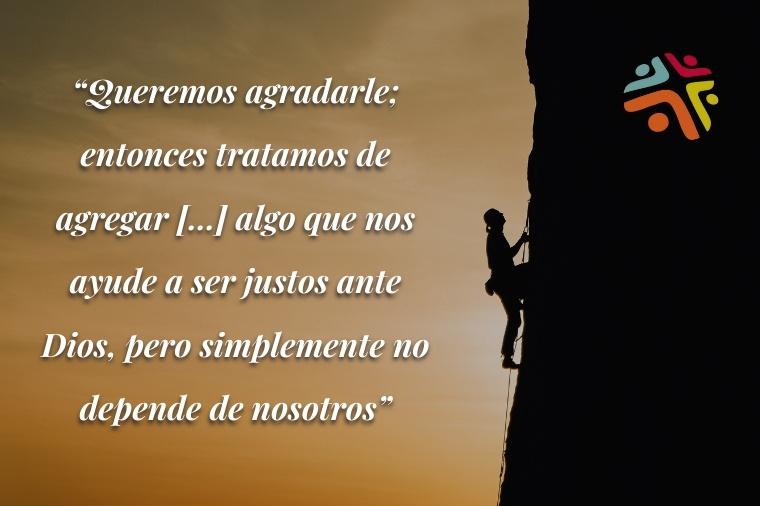 Queremos agradarle; entonces tratamos de agregar [...] algo que nos ayude a ser justos ante Dios, pero simplemente no depende de nosotros - frase del devocional cristiano de Cristo Para Todas Las Naciones CPTLN Chile "Ríndete", del 5 de noviembre de 2021 - En la imagen, la silueta de un hombre escalando un risco.