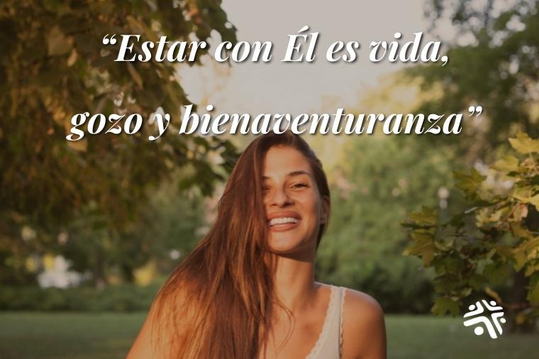 Estar con Él es vida, gozo y bienaventuranza - Frase destacada del devocional cristiano de Cristo Para Todas Las Naciones CPTLN Chile "Entrada", del 19/11/2021 - En la imagen, una mujer joven sonriendo y mirando a la cámara.