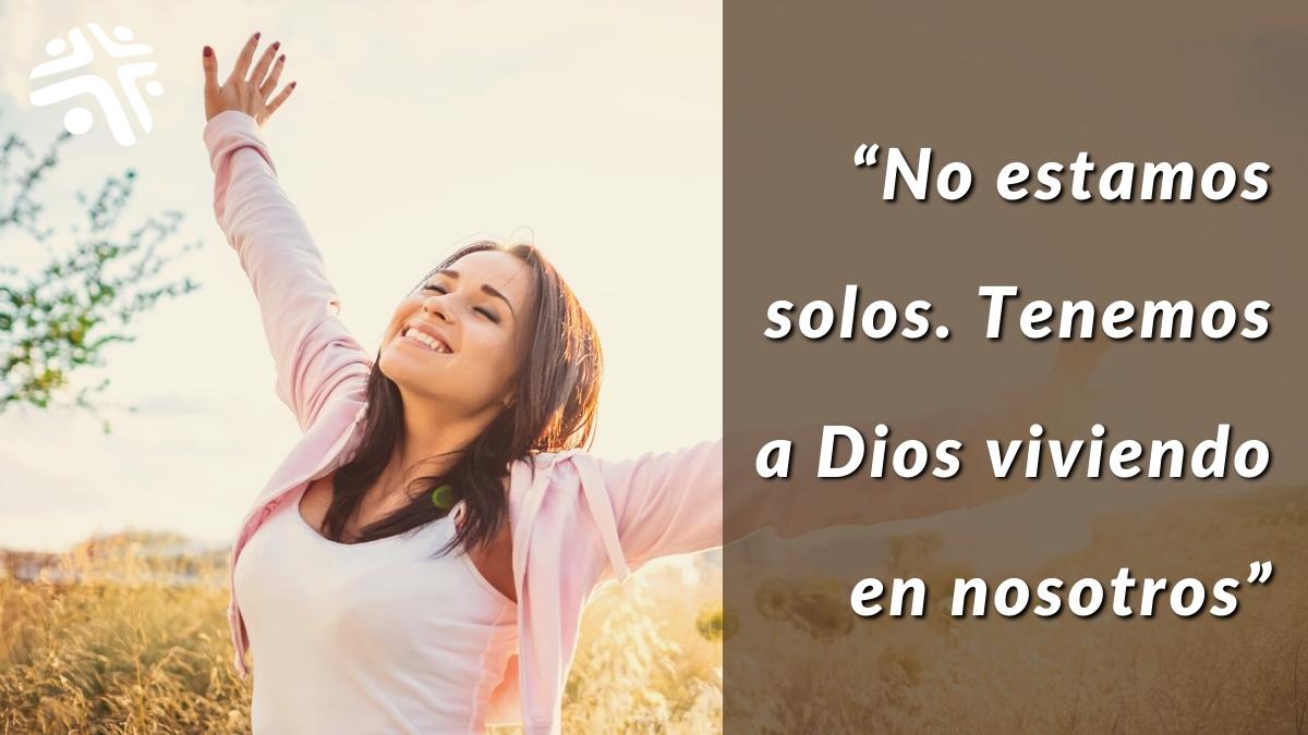 No estamos solos. Tenemos a Dios viviendo en nosotros - Frase destacada del devocional cristiano de Cristo Para Todas Las Naciones CPTLN Chile - 20/05/2022
