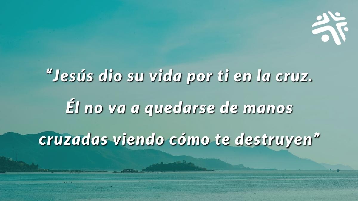 Jesús dio su vida por ti en la cruz. Él no va a quedarse de manos cruzadas viendo cómo te destruyen - Frase destacada del devocional cristiano de Cristo Para Todas Las Naciones CPTLN Chile - 11/05/2022